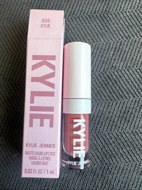Kylie Matte Liquid Lipstick — 808 Kylie (Mauve Pink)